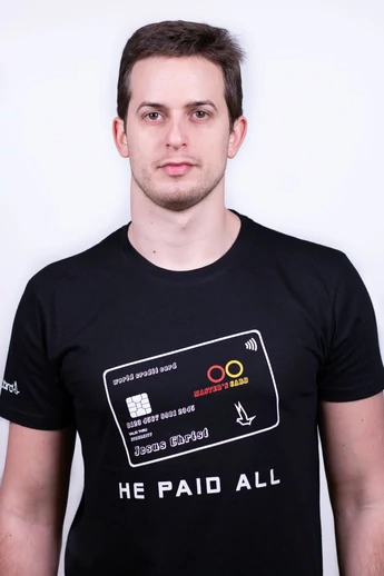 Férfi rövid ujjú fekete póló, "The Master's Card" mintával