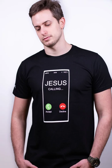 Férfi rövid ujjú fekete póló, "Jesus calling" mintával