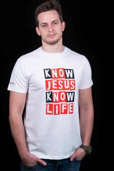 Férfi rövid ujjú fehér póló, "Know Jesus, Know Life" mintával