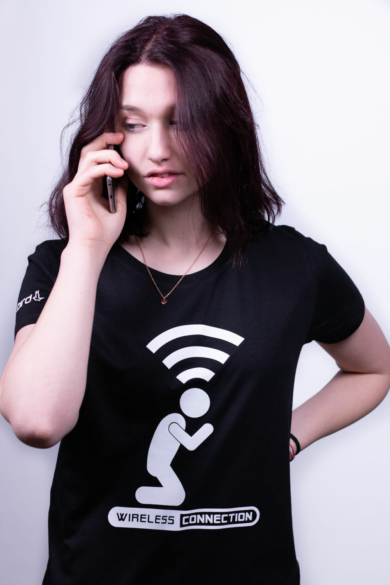 Női rövid ujjú fekete póló, "Wifi" mintával