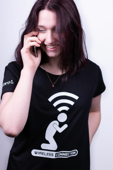 Női rövid ujjú fekete póló, "Wifi" mintával